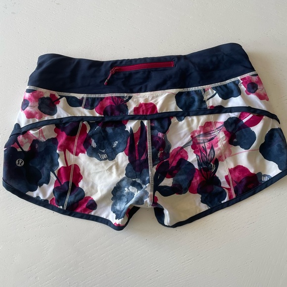 Lululemon Speed Up Low-Rise Lined Shorts - Picture 2 of 4